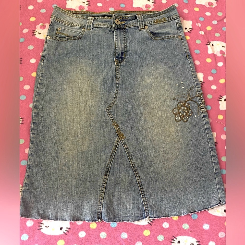 Denim/ Jean maxi skirt from VSH jeans. Size 6, Fits Medium. Bedazzled Flower